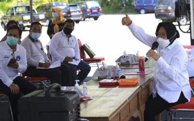 Wali Kota Surabaya saat menggelar vidcon bersama para distributor di halaman balai kota Kamis Siang