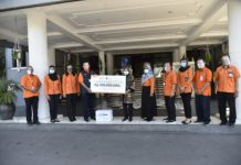 Bantuan dari PT Pos Indonesia yang diterima langsung ol3h Wali Kota Surabaya Tri Rismaharini