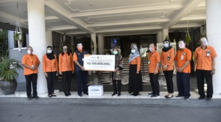 Bantuan dari PT Pos Indonesia yang diterima langsung ol3h Wali Kota Surabaya Tri Rismaharini
