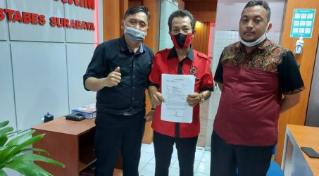 Kader PDI P bersama warga laporkan adanya stiker berisi hasutan dan provokasi ke Polrestabes Surabaya