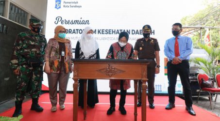 Penandatangan peresmian labkesda oleh wali Kota Surabaya Tri Rismaharini bersama jajaran forkompimda