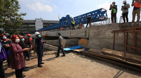 Tinjau Proges Pembangunan Jembatan Joyoboyo, Wali Kota Risma : November harus selesai