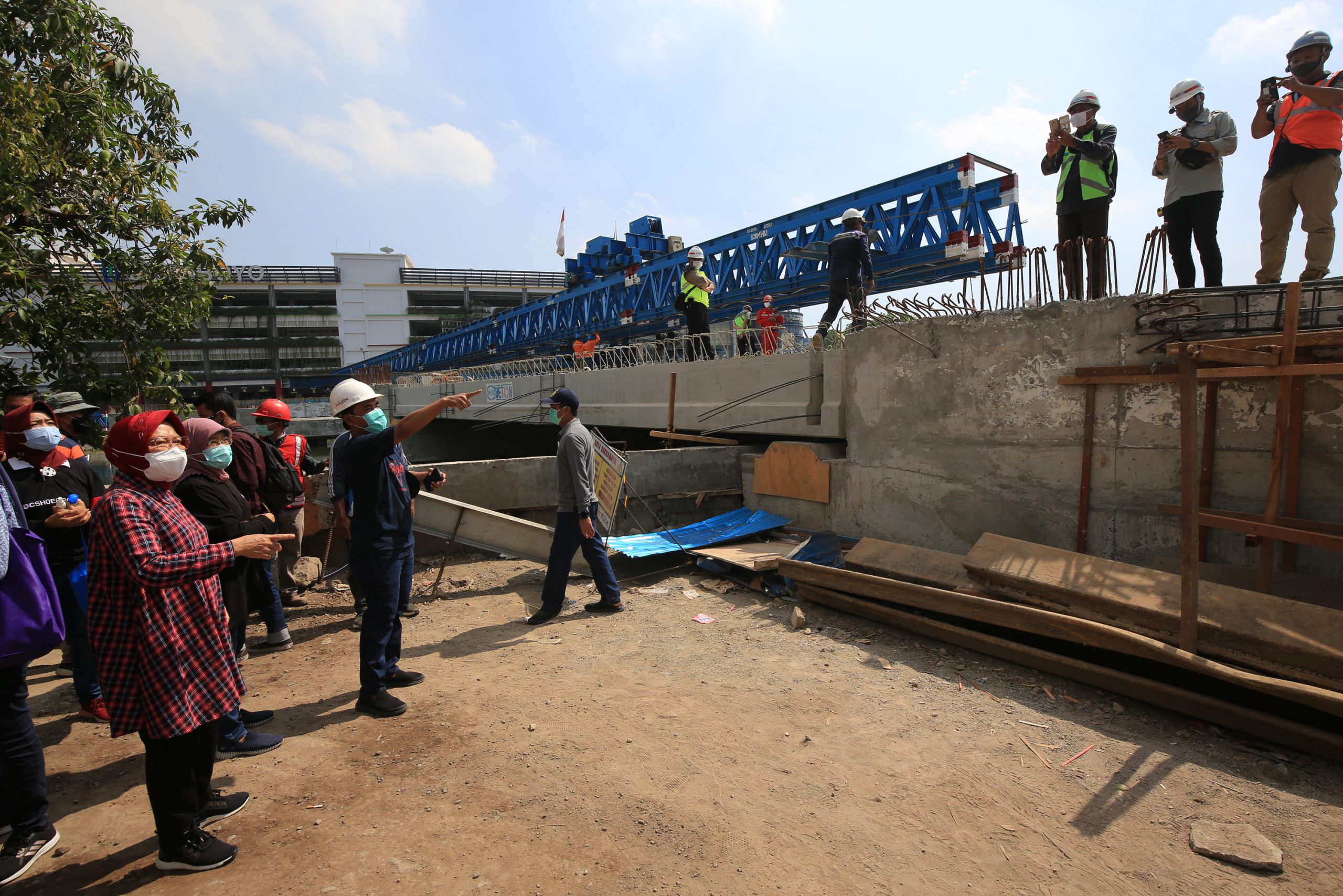 Wali KOta Surabaya Tri Rismaharini saat meninjau progres pembangunan jembatan joyoboyo