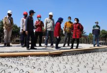 Wali kota Risma saat sidak progres pembangunan jembatan Joyoboyo pada Rabu Kemarin