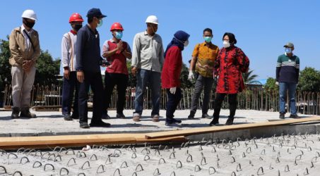 Sidak Pembangunan Jembatan Joyoboyo, Wali Kota Risma Temukan Permukaan Cor Sambungan Jembatan dengan Jalan Tidak Rata