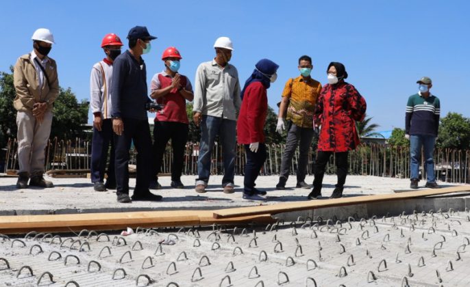 Wali kota Risma saat sidak progres pembangunan jembatan Joyoboyo pada Rabu Kemarin