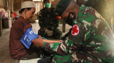 SATGAS PAMTAS RI-MLY YONIF RAIDER 200/BN Gelar Kegiatan Kesehatan Keliling