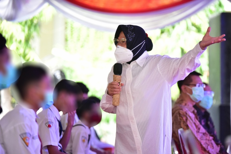 Wali Kota Surabaya Tri Rismaharini saat memberikan pengarahan kepada para pelajar