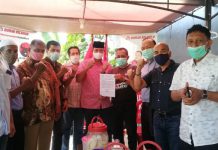 Ketua Umum Himpunan Aceh Serantau bersama anggota menunjukkan surat dukungan didampingi Cawawali Armuji.