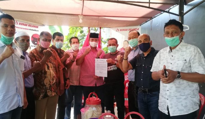 Ketua Umum Himpunan Aceh Serantau bersama anggota menunjukkan surat dukungan didampingi Cawawali Armuji.