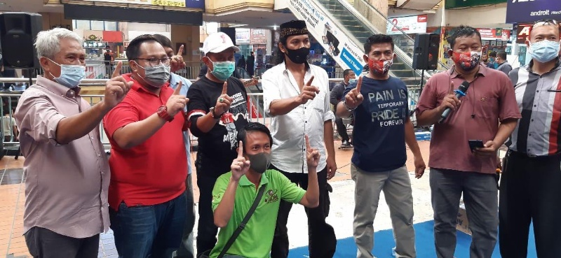 Armuji saat bersama para pedagang di Hitech Mall Surabaya Sabtu Sore