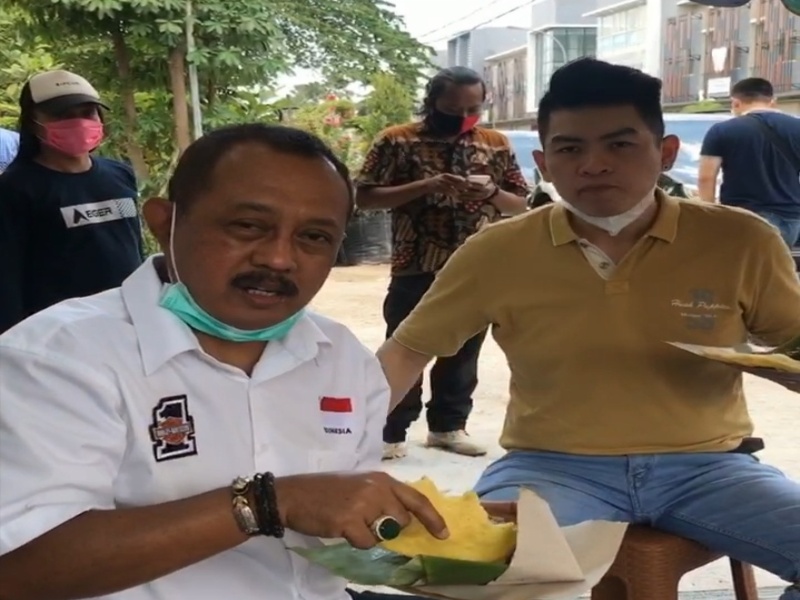 Armuji saat bersama yituber mengulas makanan khas kota Surabaya