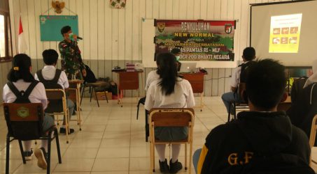 SATGAS PAMTAS RI-MLY YONIF RAIDER 200/BN Intensif Laksanakan Kegiatan Penyuluhan New Normal Kepada Murid SMAN 1 LONG BAGUN