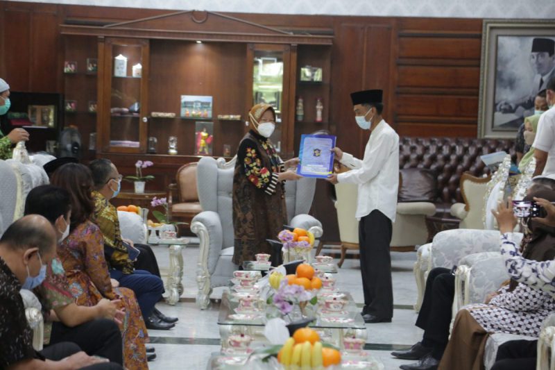 Wali Kota Surabaya Tri Rismaharini saat meberikan IMB gratis kepada pengelola rumah ibadah