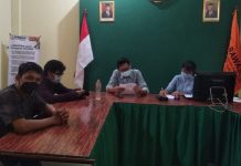 Bawaslu kota Surabaya saat menerima aduan masyarakat soal dugaan penggunaan bantuan BNPB untuk kepentingan kampanye