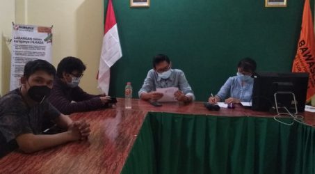 Bawaslu kota Surabaya saat menerima aduan masyarakat soal dugaan penggunaan bantuan BNPB untuk kepentingan kampanye