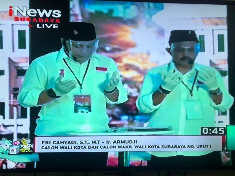 Foto tangkapan layar eri saat membaca doa penutup diacara debat pilkada surabaya tahap kedua yang disiarkan langsung eh inews tv selasa lalu