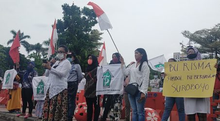 Pasca Viralnya Nyanyian Hancurkan Risma. Emak-emak Gelar Aksi Bela Bela Risma