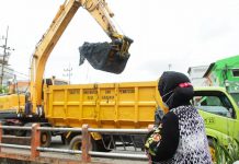 Wali kota Surabaya Tri Rismaharini saat memantau pengerukan