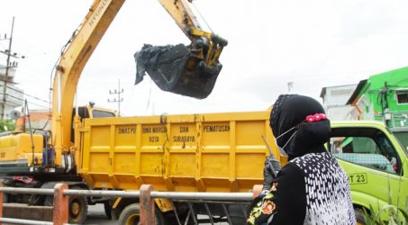Pemkot Surabaya Berhasil Kumpulkan 64 Dump Truk Endapan 