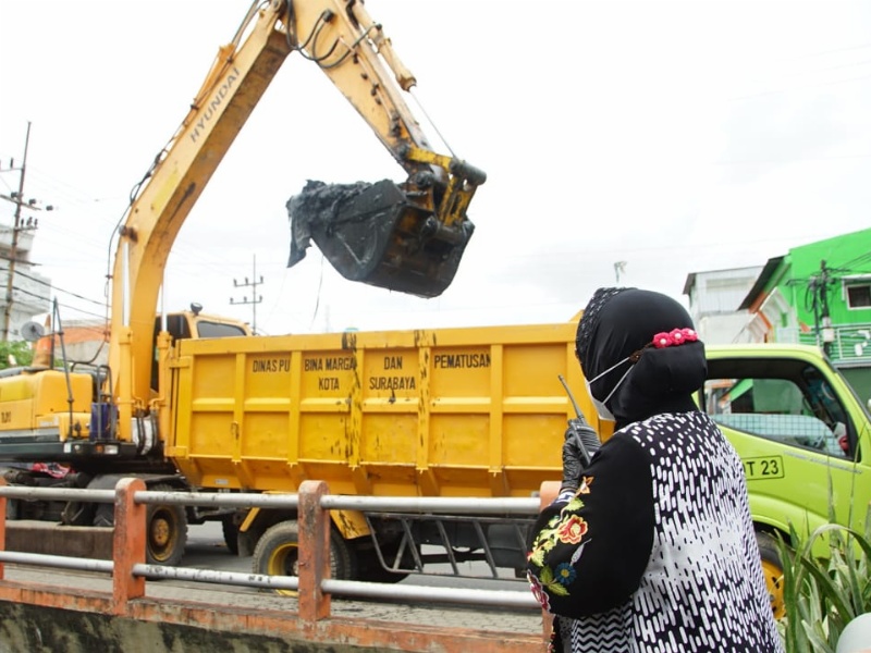 Wali kota Surabaya Tri Rismaharini saat memantau pengerukan