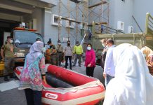 Pengecekan kesiapan perahu karet sebagai alat transpotasi saat bencana