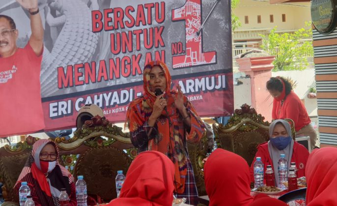 dyah Katarina salah satu srikandi PDI P saat mengedukasi pemilih perempuan di Surabaya