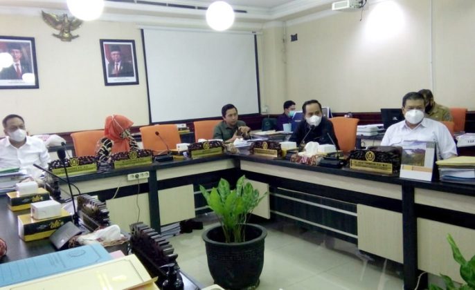 Komisi B saat menggelar hearing lanjutan soal penarikan kendaraan oleh perusahaan pembiayaan di Surabaya