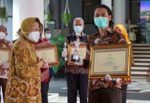Wali kota Surabaya saat memberikan penghargaan sebagai apresiasi yang telah berprestasi meski ditengah pandemi covid-19