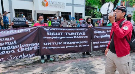 Warga saat menggelar unjuk rasa didepan Bawaslu Surabaya