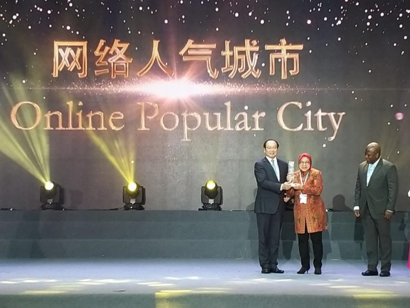Wali Kota Surabaya saat meneima penghargaan GuangZhou Award