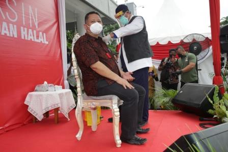 Plt Wali Kota Surabaya saat menerima suntikan vaksin