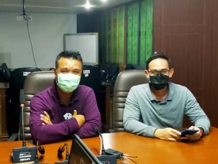 Kepala Dinas Informasi dan Komunikasi Pemkot Surabaya M Fikser Bersama Kabag Humas Pemkot Surabaya Febri (kiri)