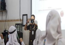 Kepala Kejari Surabaya, Anton Delianto saat memamaparkan pemahaman tentang bahaya korupsi didepan para pelajarSMP Di Surabaya