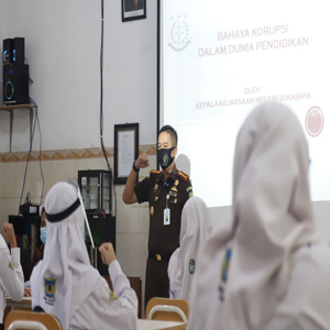 Kepala Kejari Surabaya, Anton Delianto saat memamaparkan pemahaman tentang bahaya korupsi didepan para pelajarSMP Di Surabaya