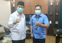 Kepala Perwakilan (Kaper) Badan Kependudukan dan Keluarga Berencana Nasional (BKKBN) Jawa Timur, Drs Sukaryo Teguh Santoso MPd (kiri).