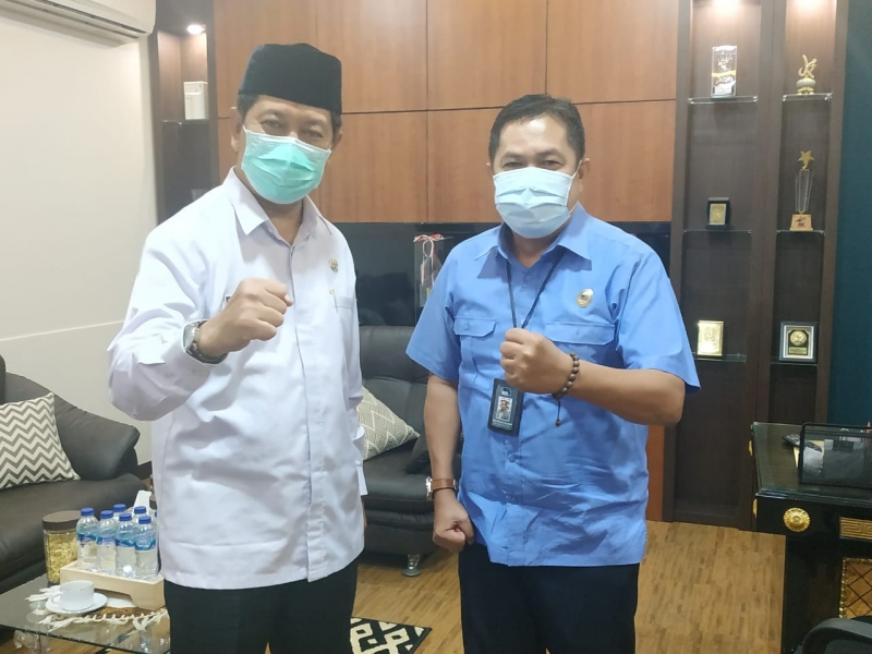 Kepala Perwakilan (Kaper) Badan Kependudukan dan Keluarga Berencana Nasional (BKKBN) Jawa Timur, Drs Sukaryo Teguh Santoso MPd (kiri).
