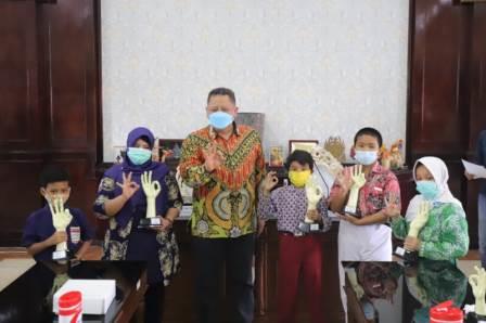 Pelaksana Tugas (Plt) Wali Kota Surabaya, Whisnu Sakti Buana saat menyerahkan Awarding Surabaya Eco School 2020