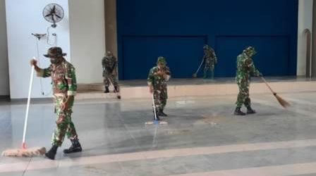 TNI Bantu Penyiapan Gedung Korpri Lamongan untuk Tampung Pasien Covid-19