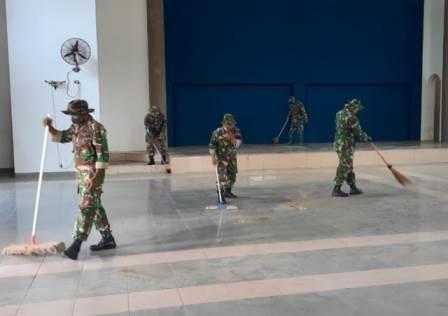 Personil TNI tengah melakukan pembersihan Gedung Korpri