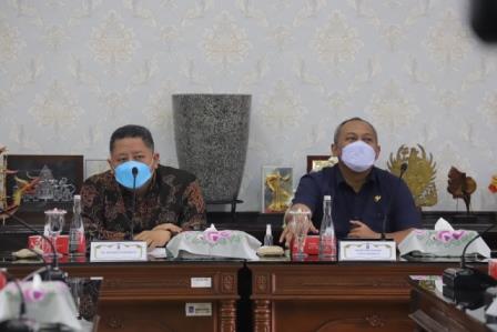 Plt Wali Kota Surabaya Whisnu Sakti Buana bersama Sekkota Surabaya Hendro