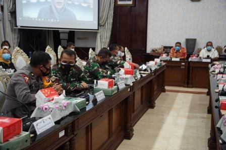 Plt Wali Kota Surabaya Whisnu Sakti Buana saat memimpin rapat Koordinasi di ruang rapat wali Kota Surabaya Kamis (07/01)
