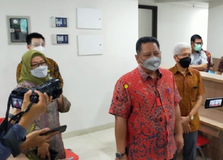 Plt Wali Kota Surabaya saat Tinjau rumah sakit khusus covid-19 di Cito