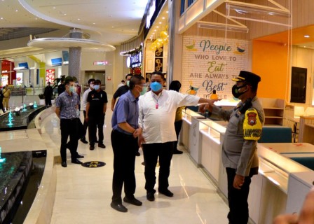 Plt. Walikota Surabaya Whisnu Sakti Buaa saat melakukan sidak pada penerapan PPKM hari Pertama di pusat perbelanjaan di Kota Surabaya pada Senin (11/01)