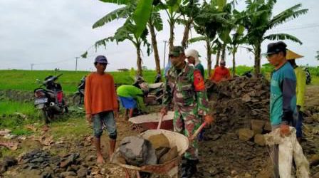 Program Padat Karya Tunai Desa Normalisasi Jalan, Dapat Dukungan Babinsa