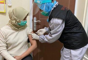 Salah satu Nakes di Surabaya saat menerima suntikan vaksin covid-19