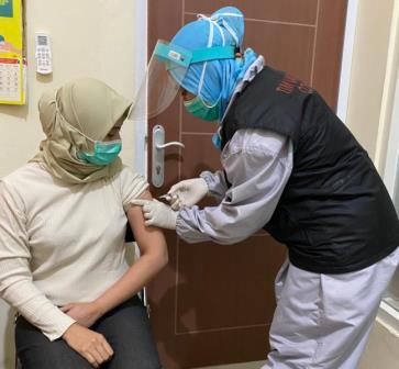 Salah satu Nakes di Surabaya saat menerima suntikan vaksin covid-19