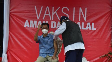 ketua DPRD Kota Surabaya Adi sutarwijono saat menerima suntikan vaksin covid 19 di balai kota Surabaya