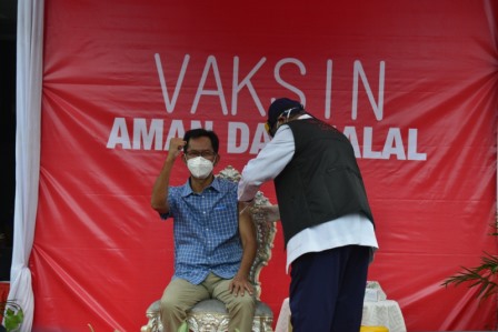 ketua DPRD Kota Surabaya Adi sutarwijono saat menerima suntikan vaksin covid 19 di balai kota Surabaya