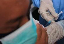 salah satu petugas kesehatan di Kota Surabaya saat menerima suntikan vaksin covid-19